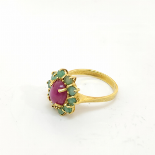  Anello in oro con rubino e smeraldi  presso Castignoli - Orologeria e gioielleria a Monza